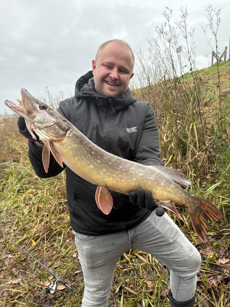 Angler mit Hecht in Aurich